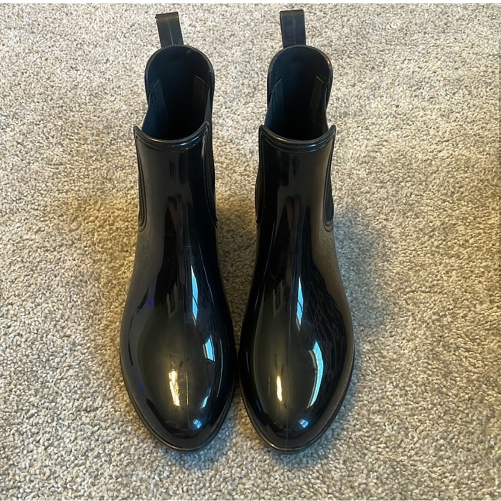 Pre-owned, nice condition rain boots. Inc size 8. Slight wear on the sole.